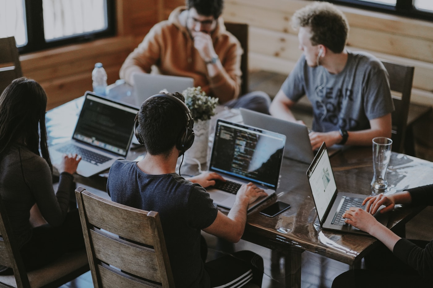 Équipe travaillant avec BManager